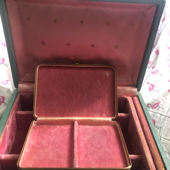 Beautiful vintage jewelry box complete with travel case!! - Picture 3 of 4